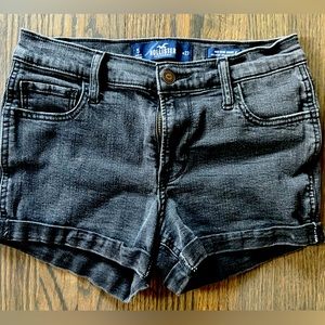 Hollister Mid rise shorts 3”